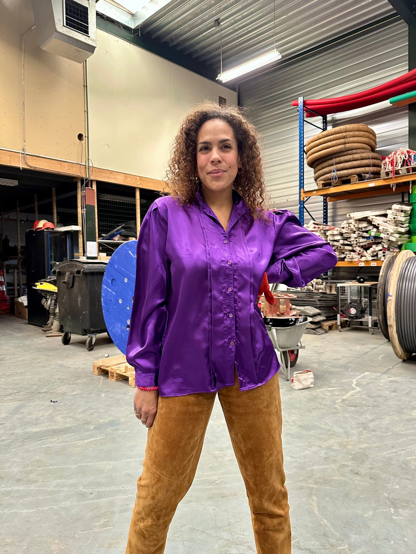 Retro blouse in paars met glanzende stof feestelijk vrouwelijk