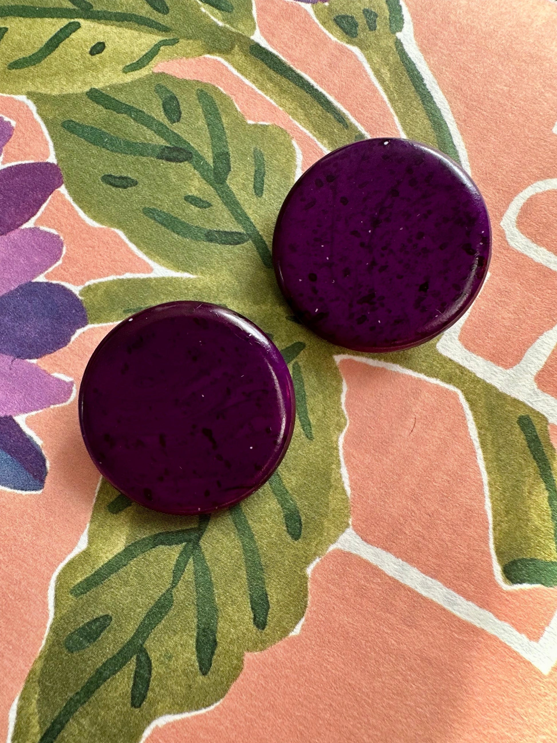 Vintage paarse clip-oorbellen met spikkels