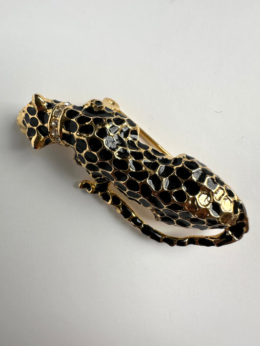 Vintage goudkleurige broche in de vorm van een liggende panter met strass steentjes als ogen
