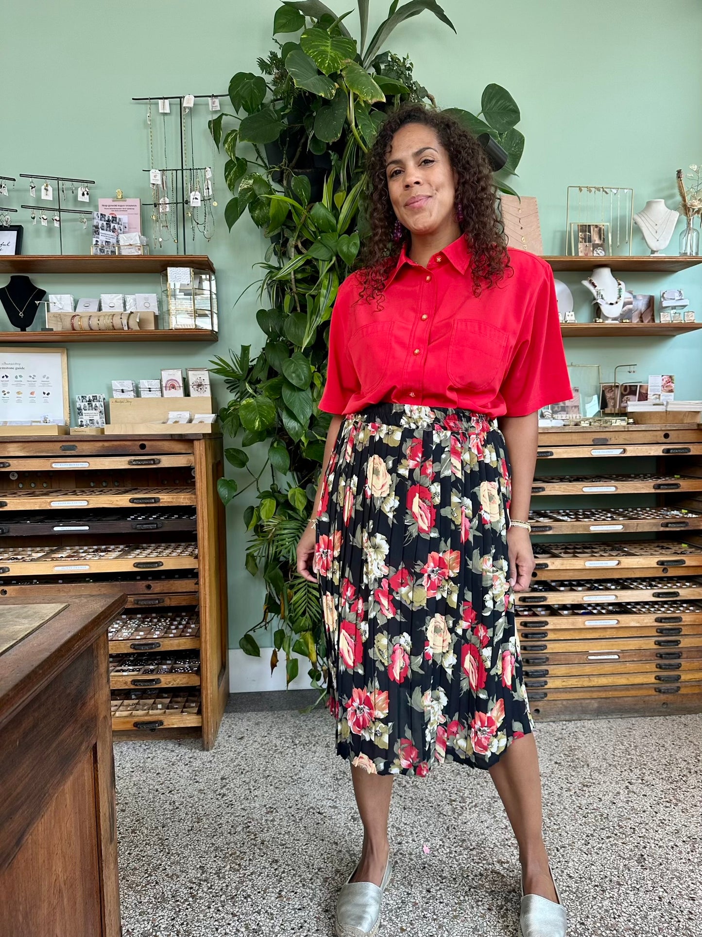 vintage plooirok met bloemen in rustige herfst kleuren, met elastische taille en tijdloos klassiek model
