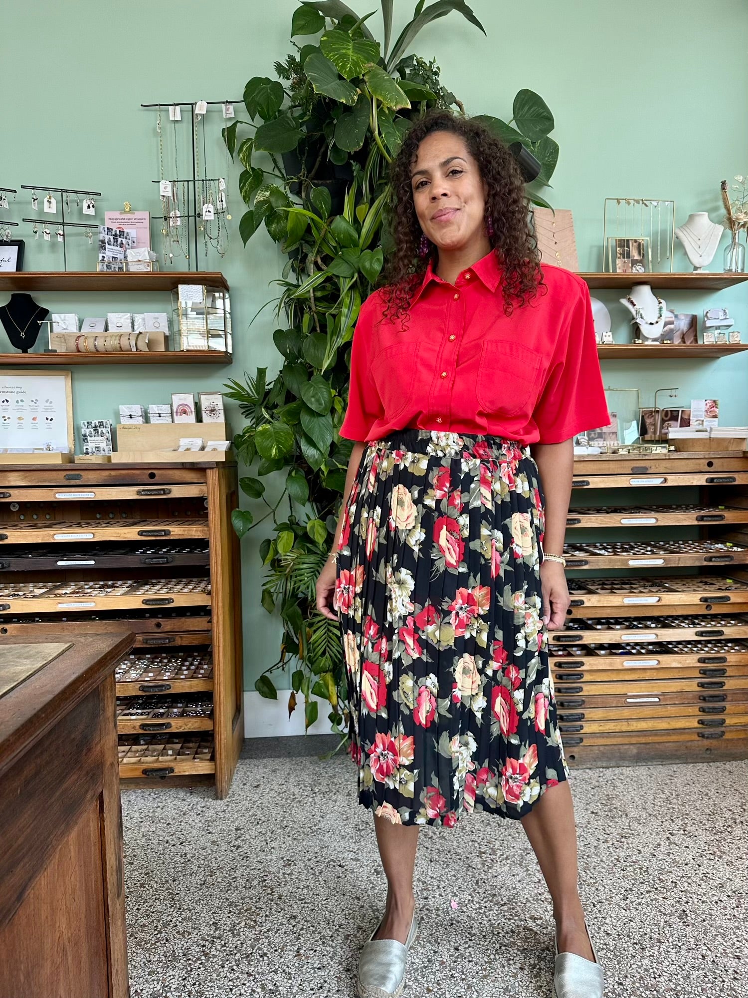 vintage plooirok met bloemen in rustige herfst kleuren, met elastische taille en tijdloos klassiek model