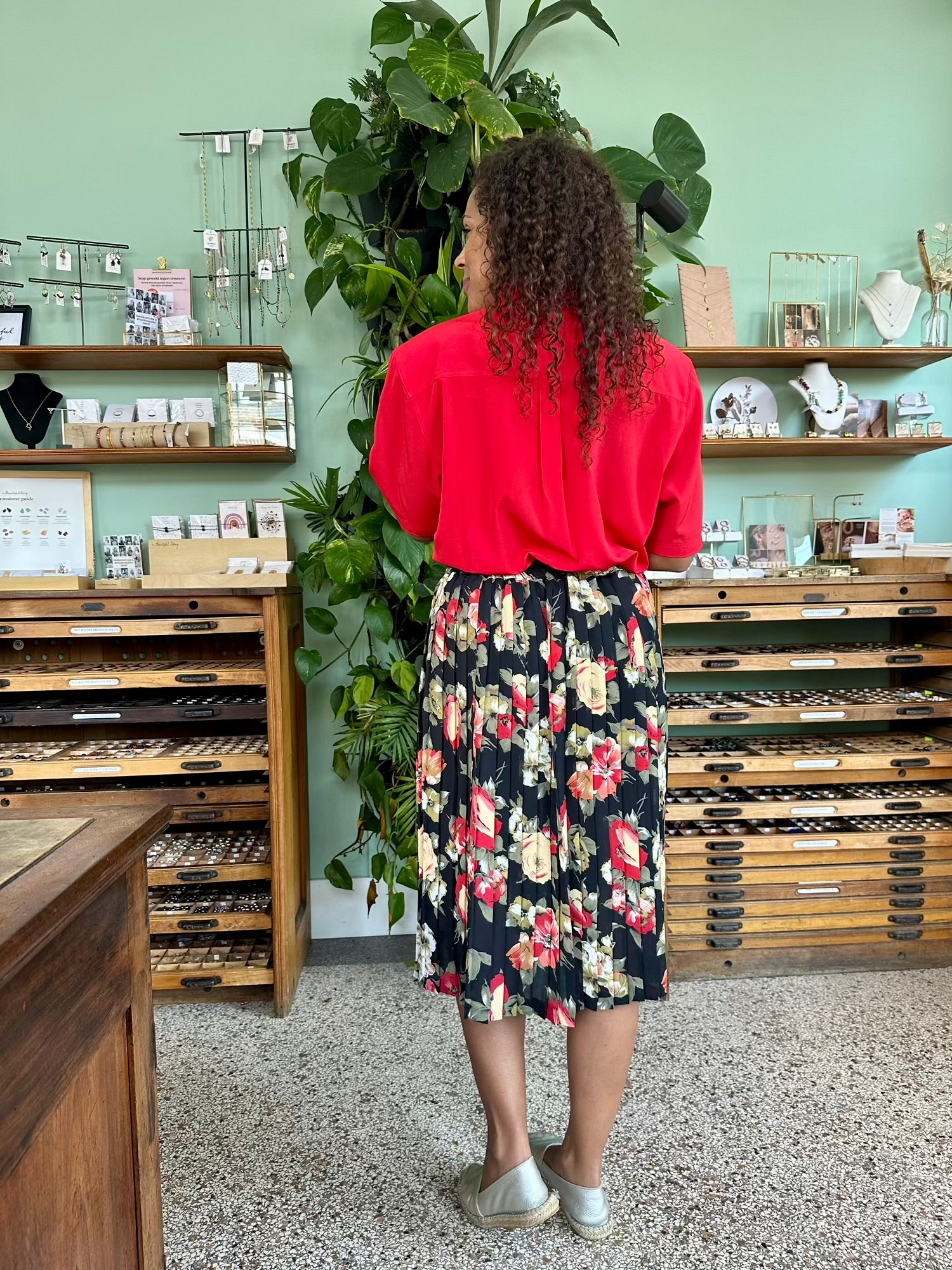 Retro bloemenrok met plooien zwart met khaki kleurige bloemen