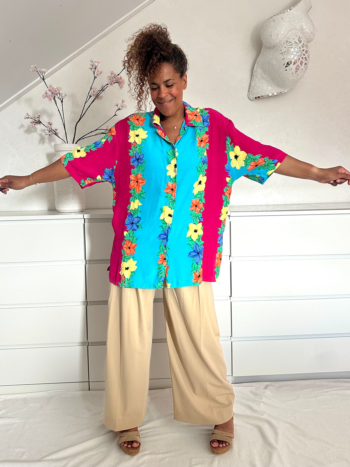 Vintage blouse mer bloemen in colorblock roze en turquoise