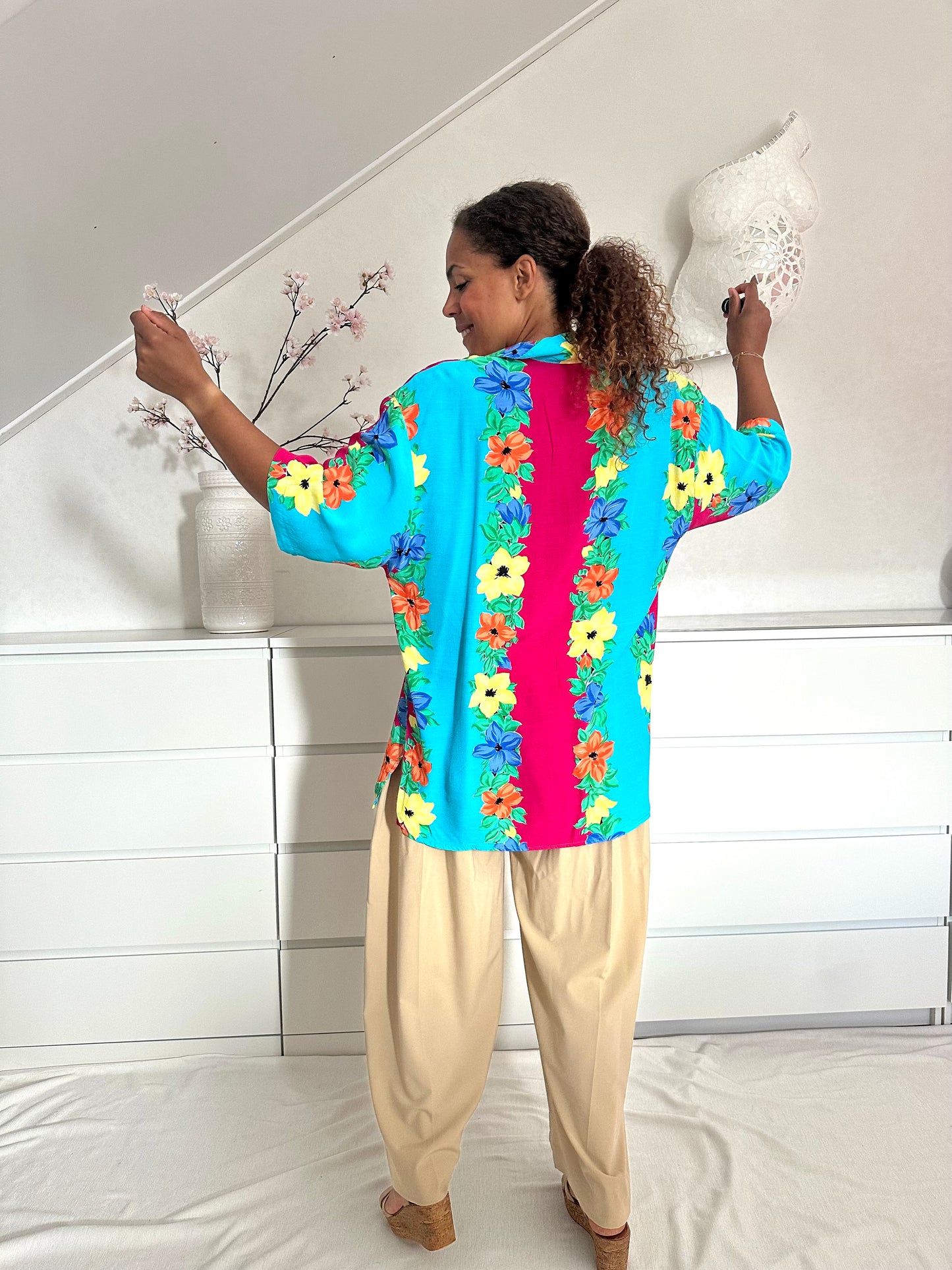 Achterkant van vintage blouse in grote damesmaat in tropische kleuren met bloemen