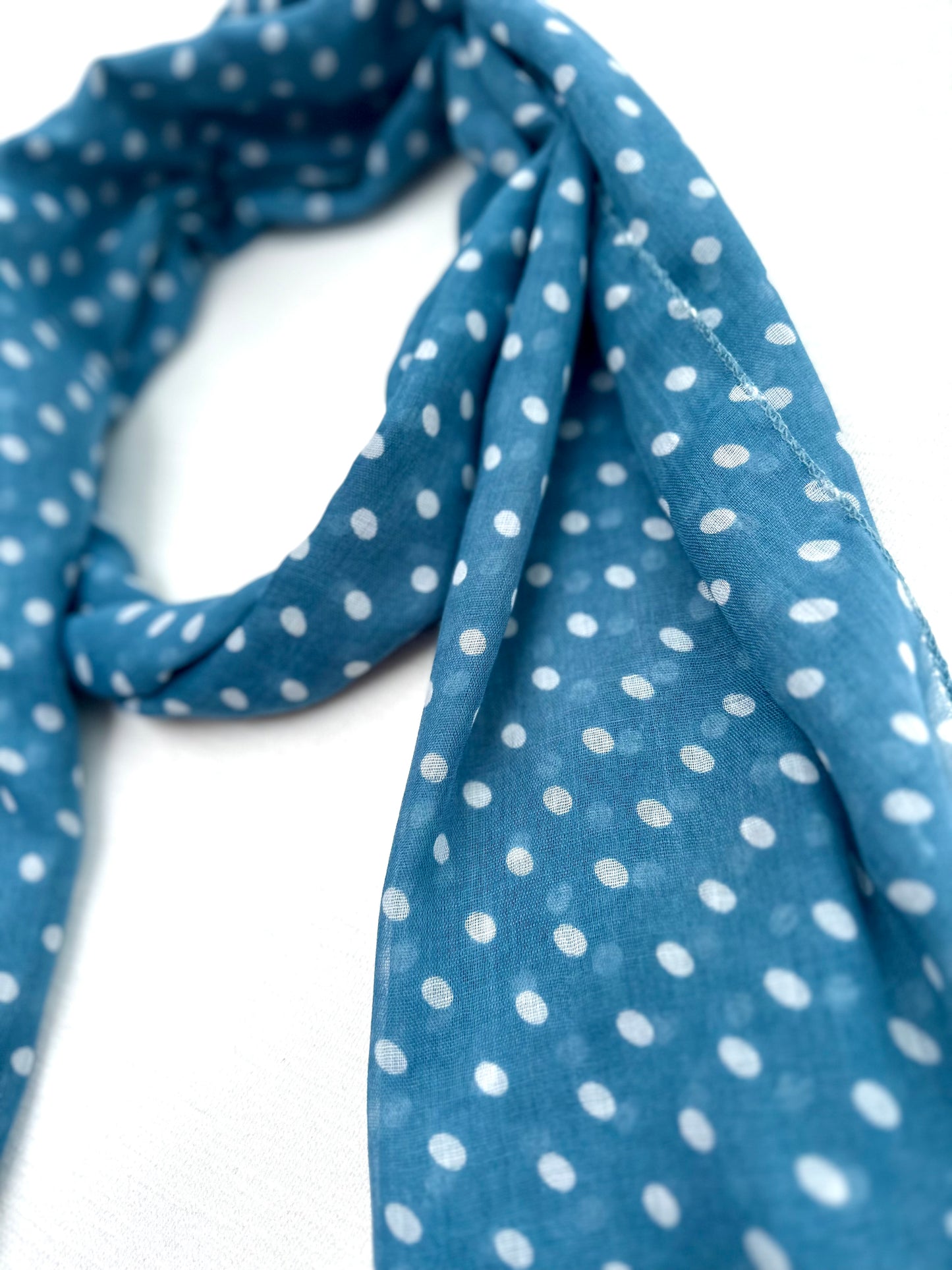 Details van de sjaal zodat de polkadot print goed te zien is