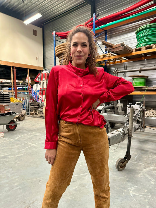 Vintage rode blouse met sierlijke kraag en glanzende rijke stof