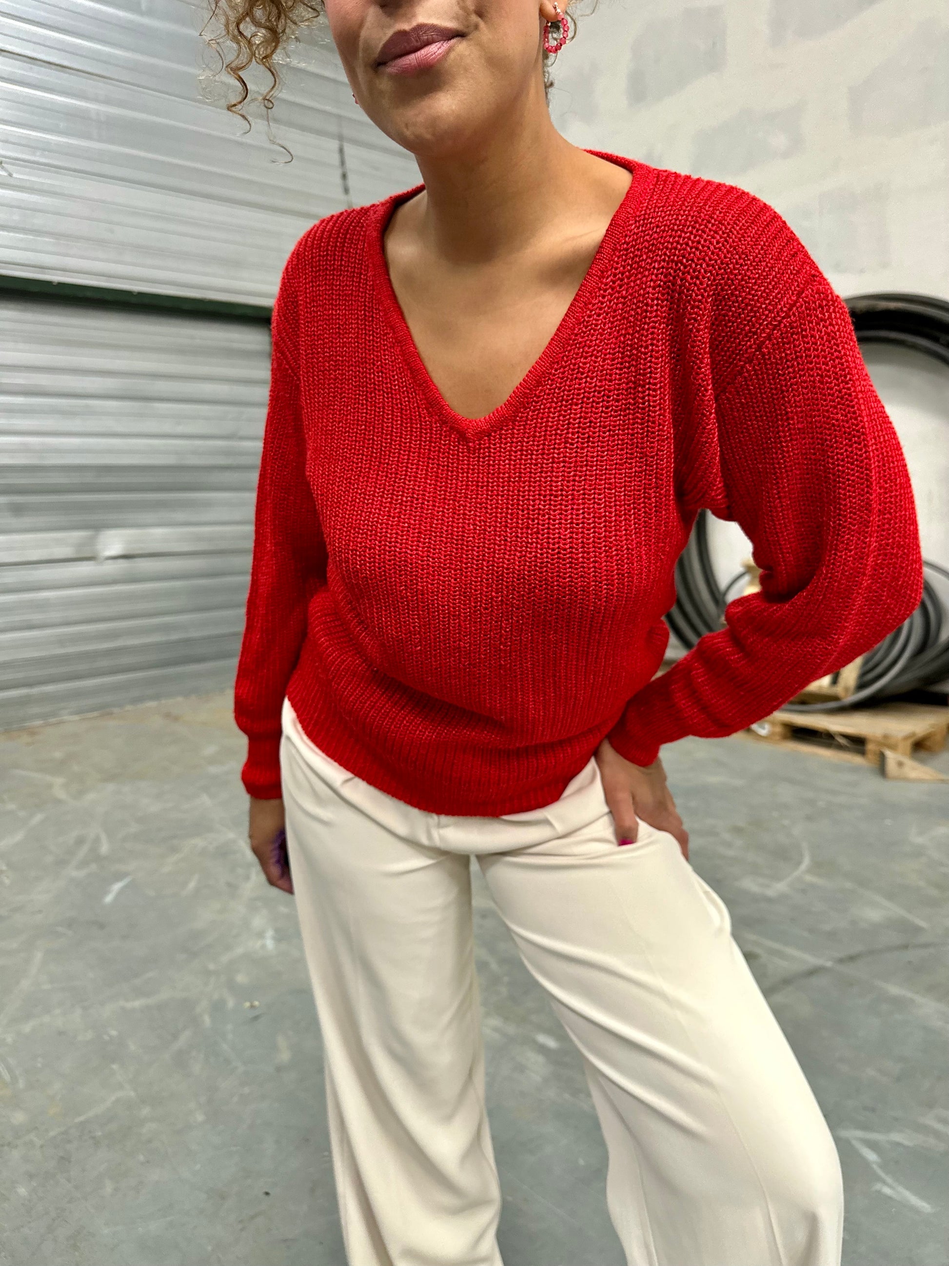 Retro trui in knalrood met v-hals grof gebreid
