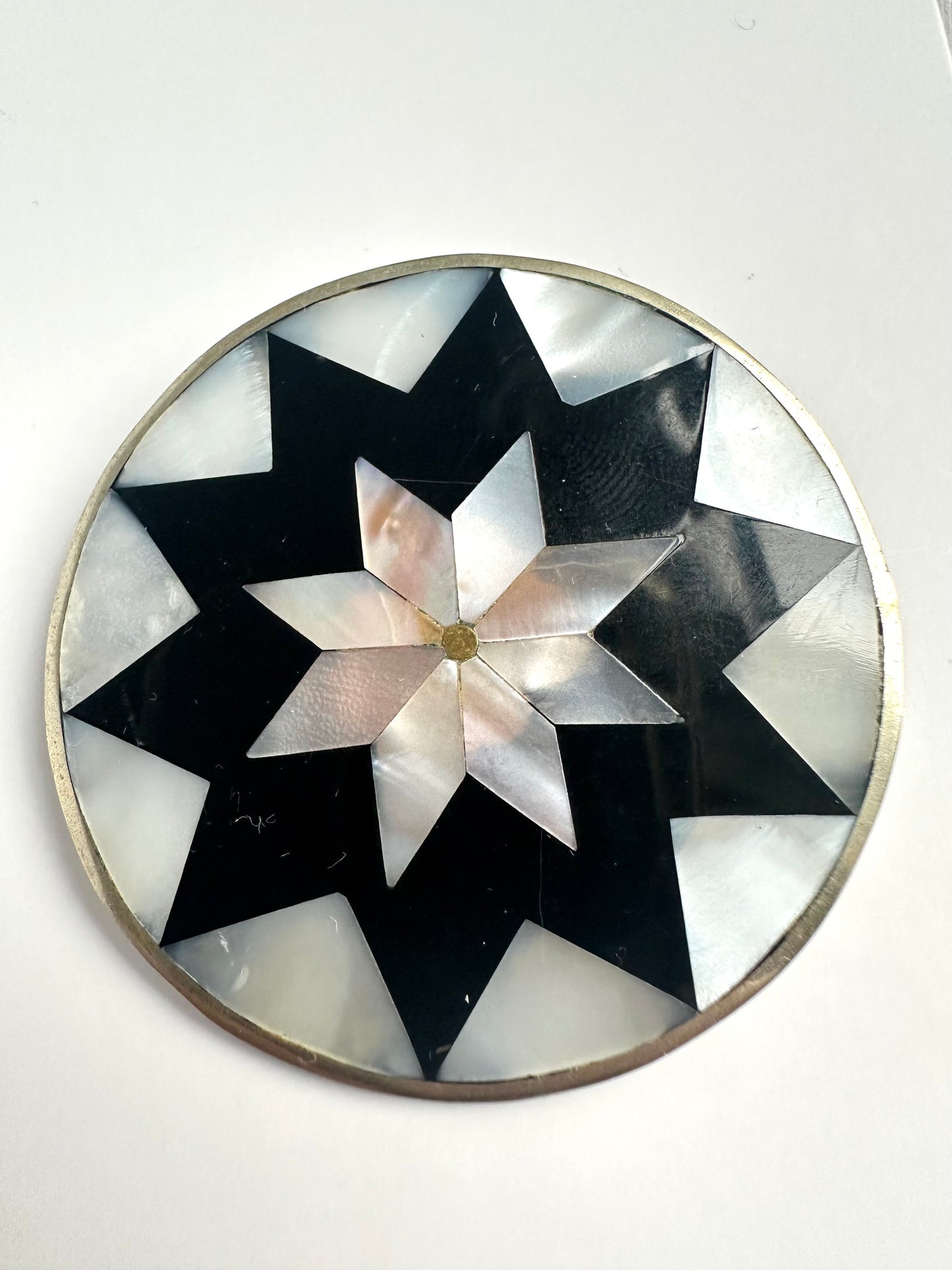 Vintage zilverkleurige broche met ingelegd schelp in stervorm 
