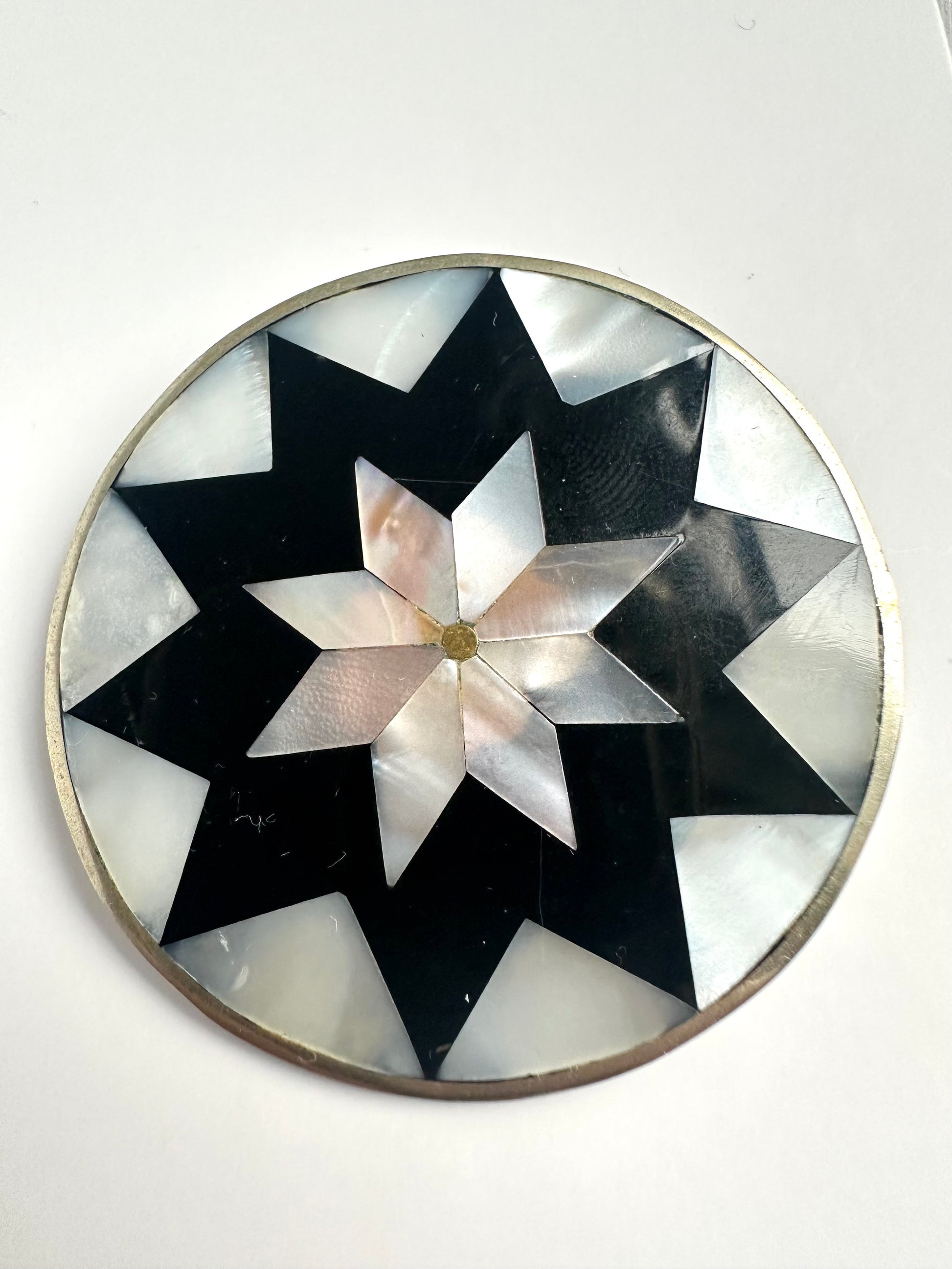 Vintage zilverkleurige broche met ingelegd schelp in stervorm 