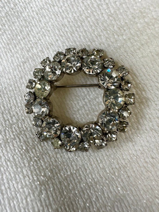 Vintage ronde kransbroche met fonkelende strass stenen