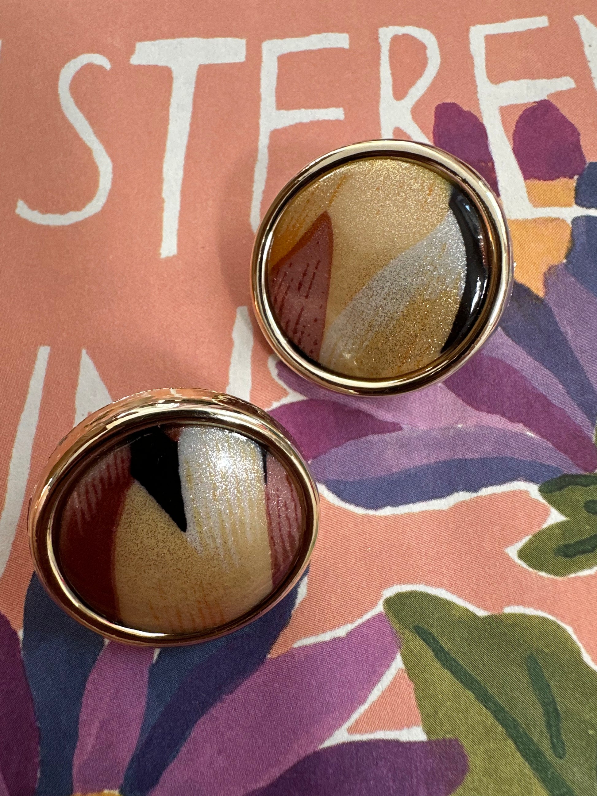 Vintage ronde oorbellen met abstracte print