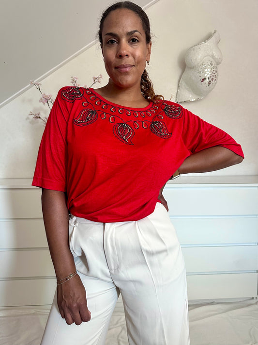 Vintage tshirt in rood met kralen details rond de hals