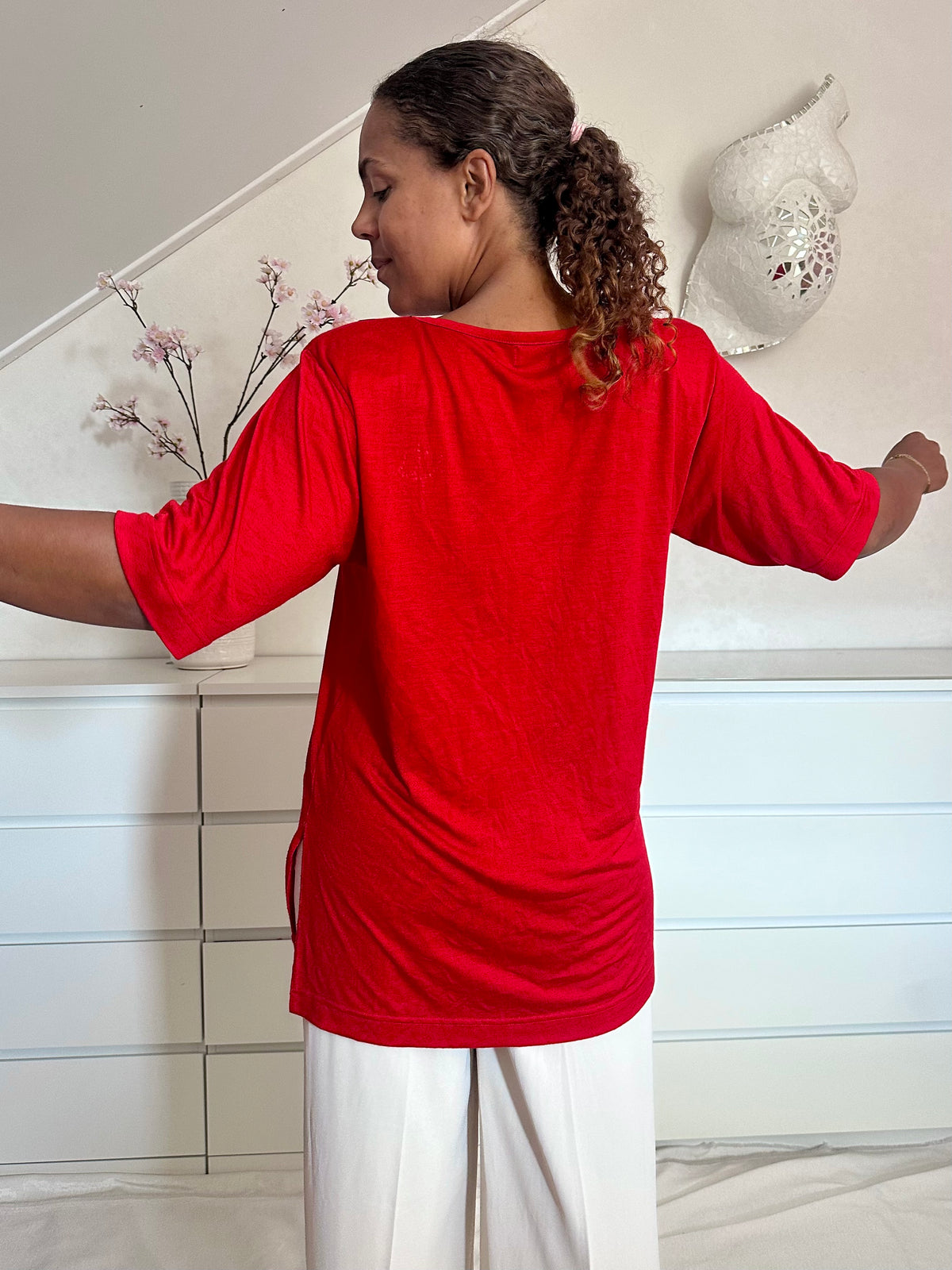 Achterkant van rood plus size tshirt met rechte snit