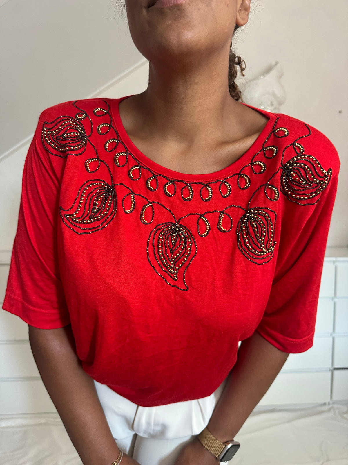 Dichtbij shot Van rood retro tshirt met kralen patroon goed zichtbaar 