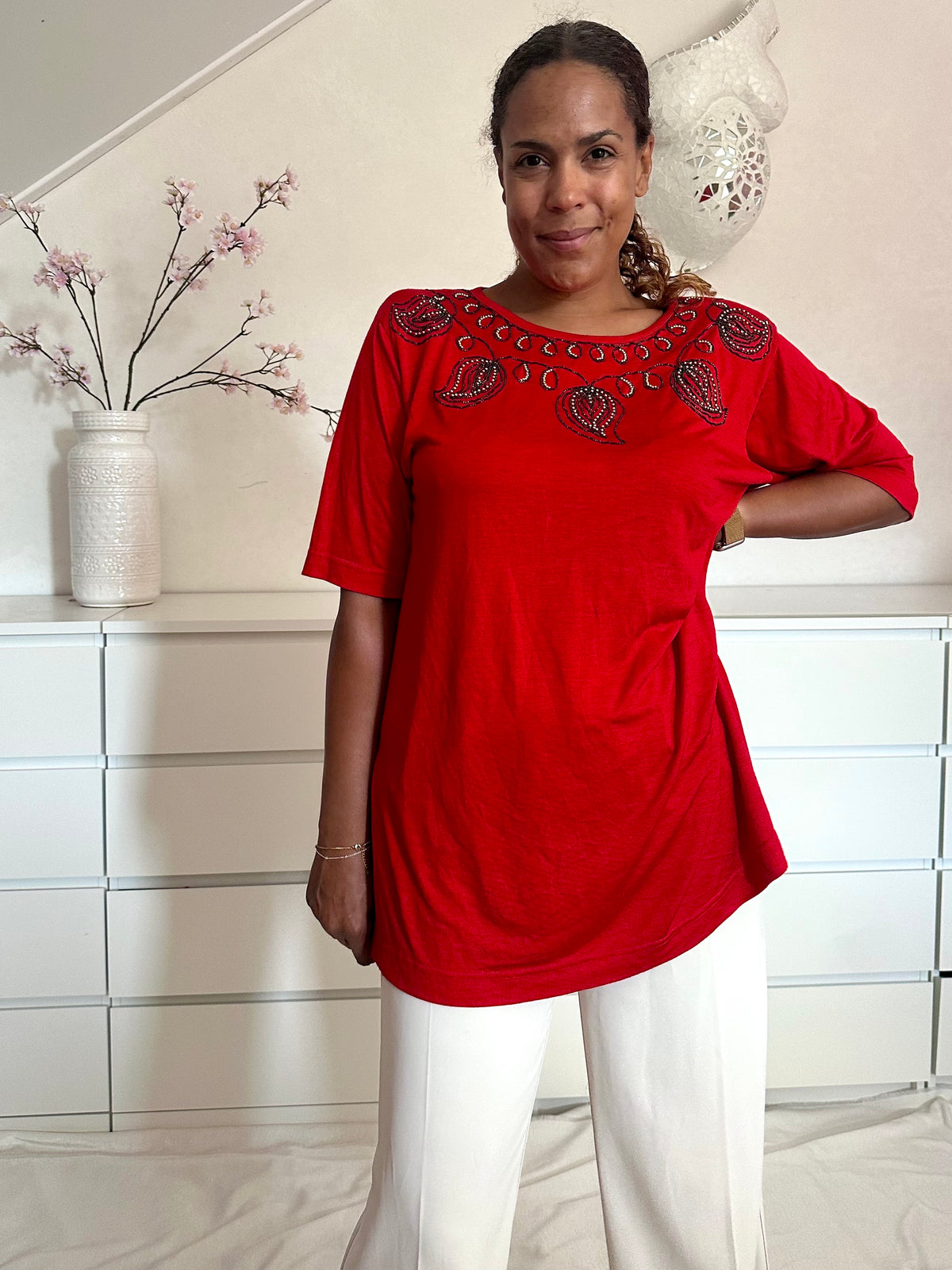 Vintage rood tshirt met kralen in paisley vorm rond de hals