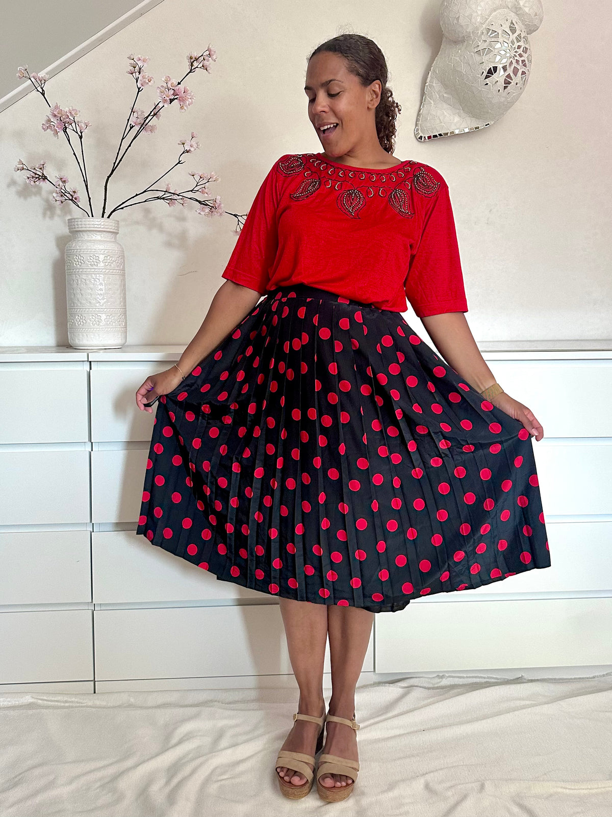 Vintage rood tshirt gedragen met een zwarte rok met rode pols dot 