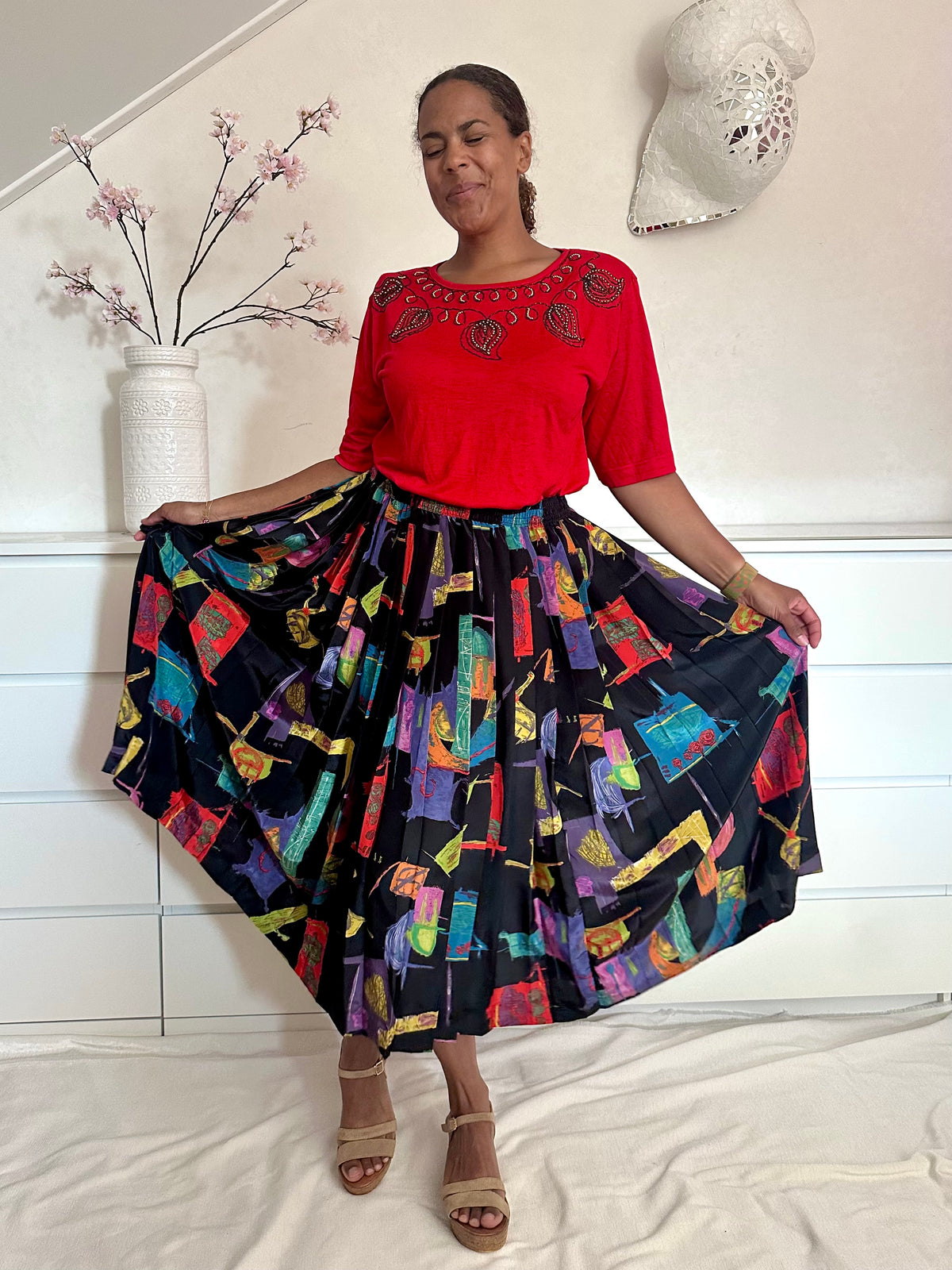 Vintage rood shirt met kralen gedragen met vintage rok