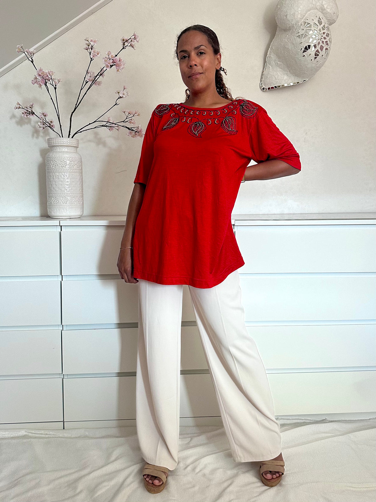 Retro katoenen shirt in rood met zwarte kralen en oversized pasvorm
