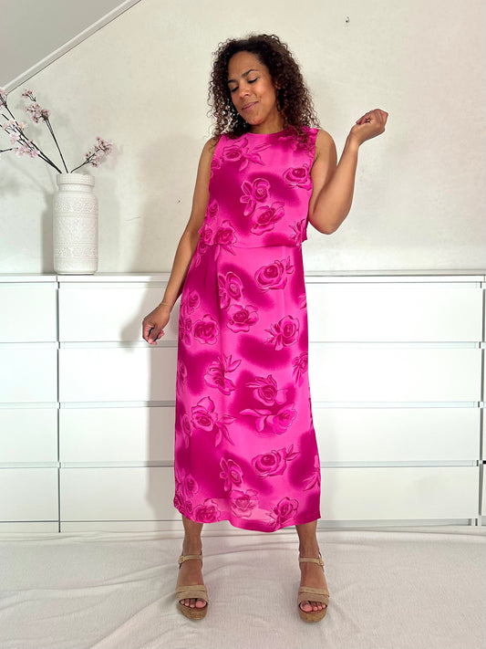 Vintage wedding guest jurk in felroze satijn met bloemenpatroon en maxi lengte, vooraanzicht.