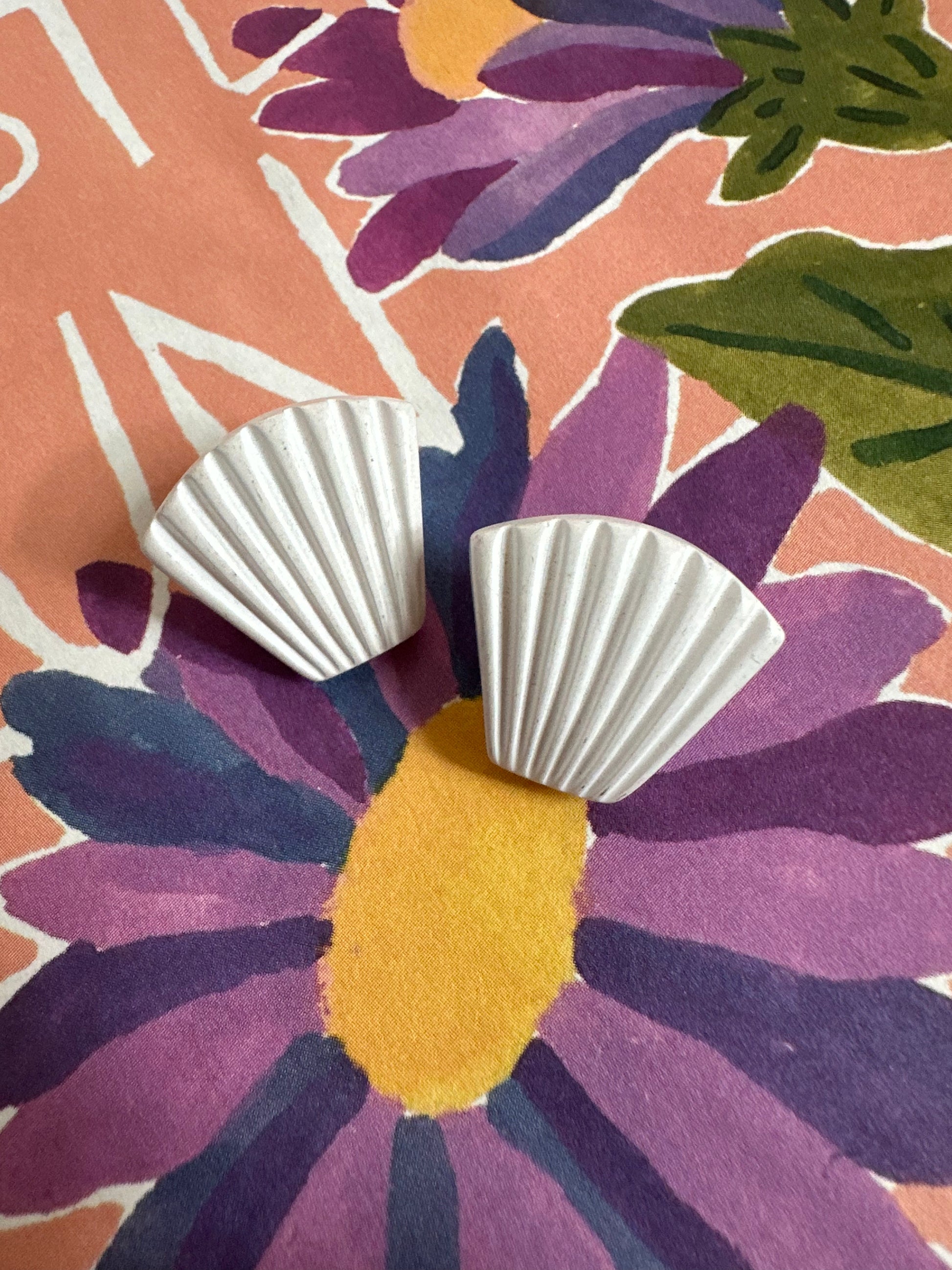 Vintage schelpvormige witte oorbellen