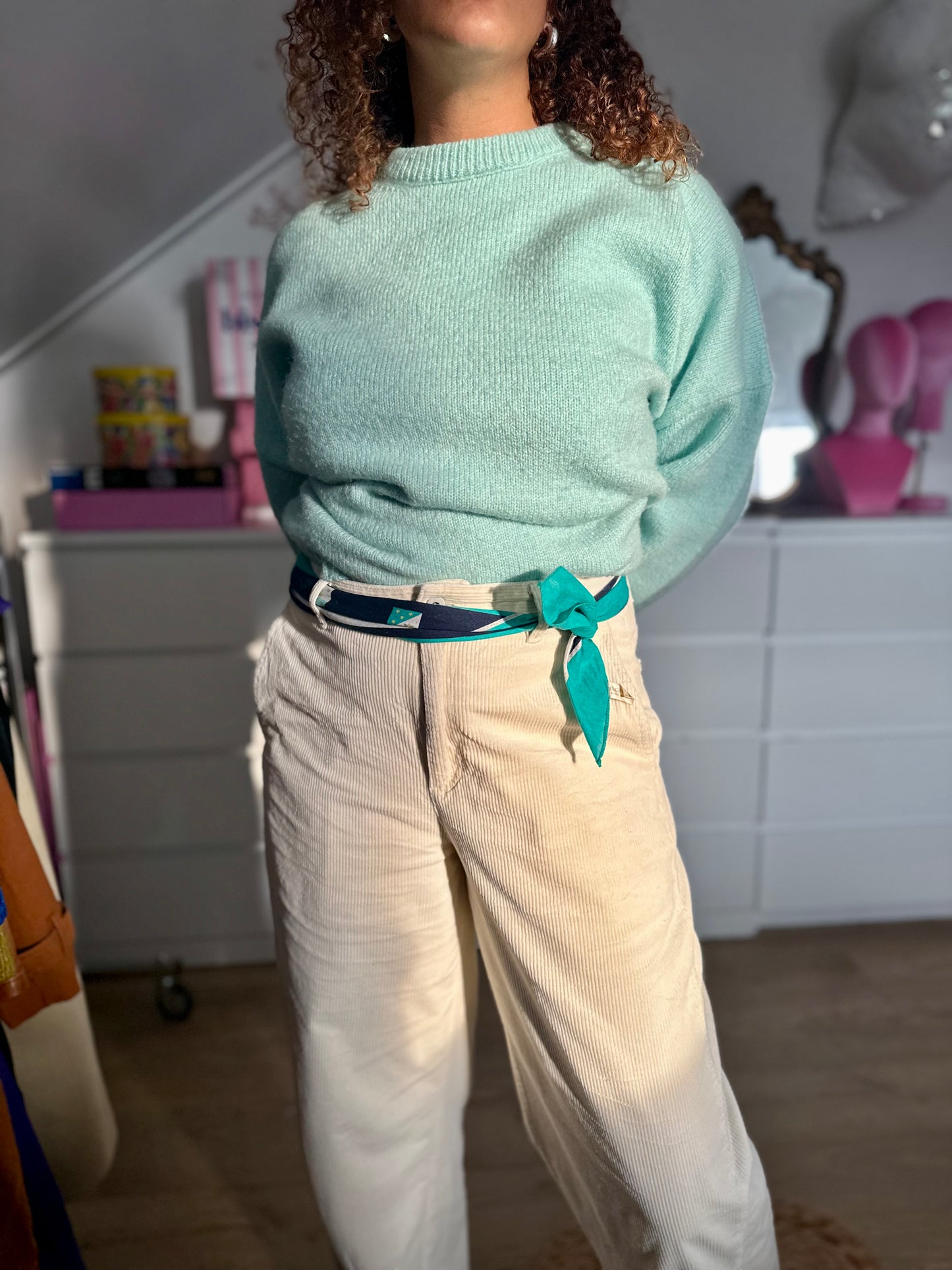 Een vintage sjaaltje opgerold en gedragen als riempje