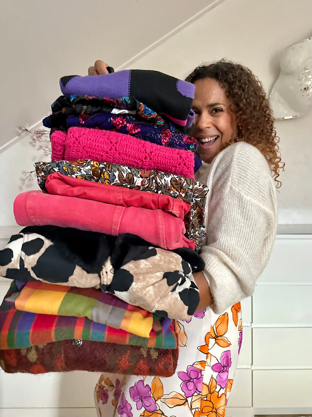 Grote gekleurde stapel met vintage kleding, collectie voor The comeback store 
