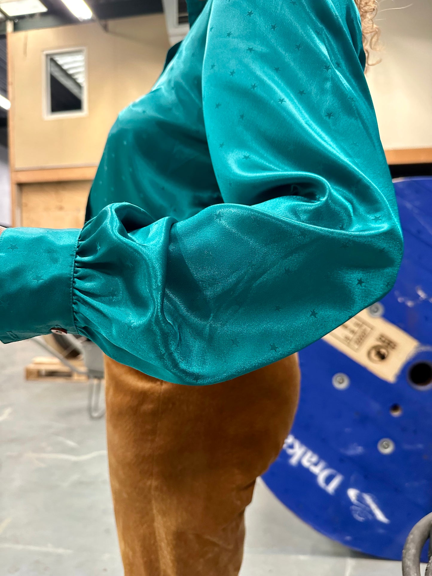 Vintage stijl jaren tachtig blouse in aqua kleur luxe elegante uitstraling