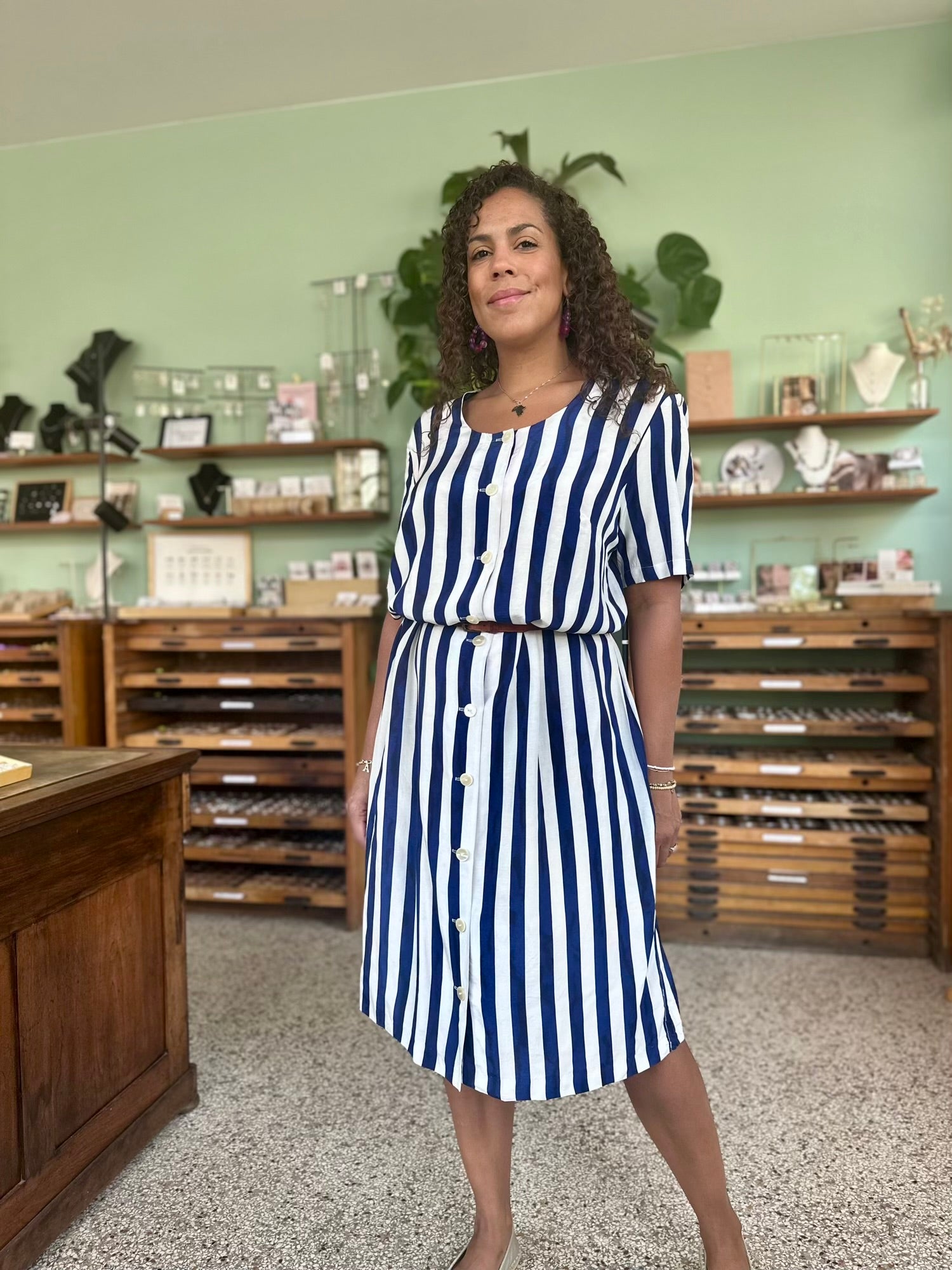 Vintage verticaal gestreepte viscose jurk in wit met navy blauw bij The. Comeback Store