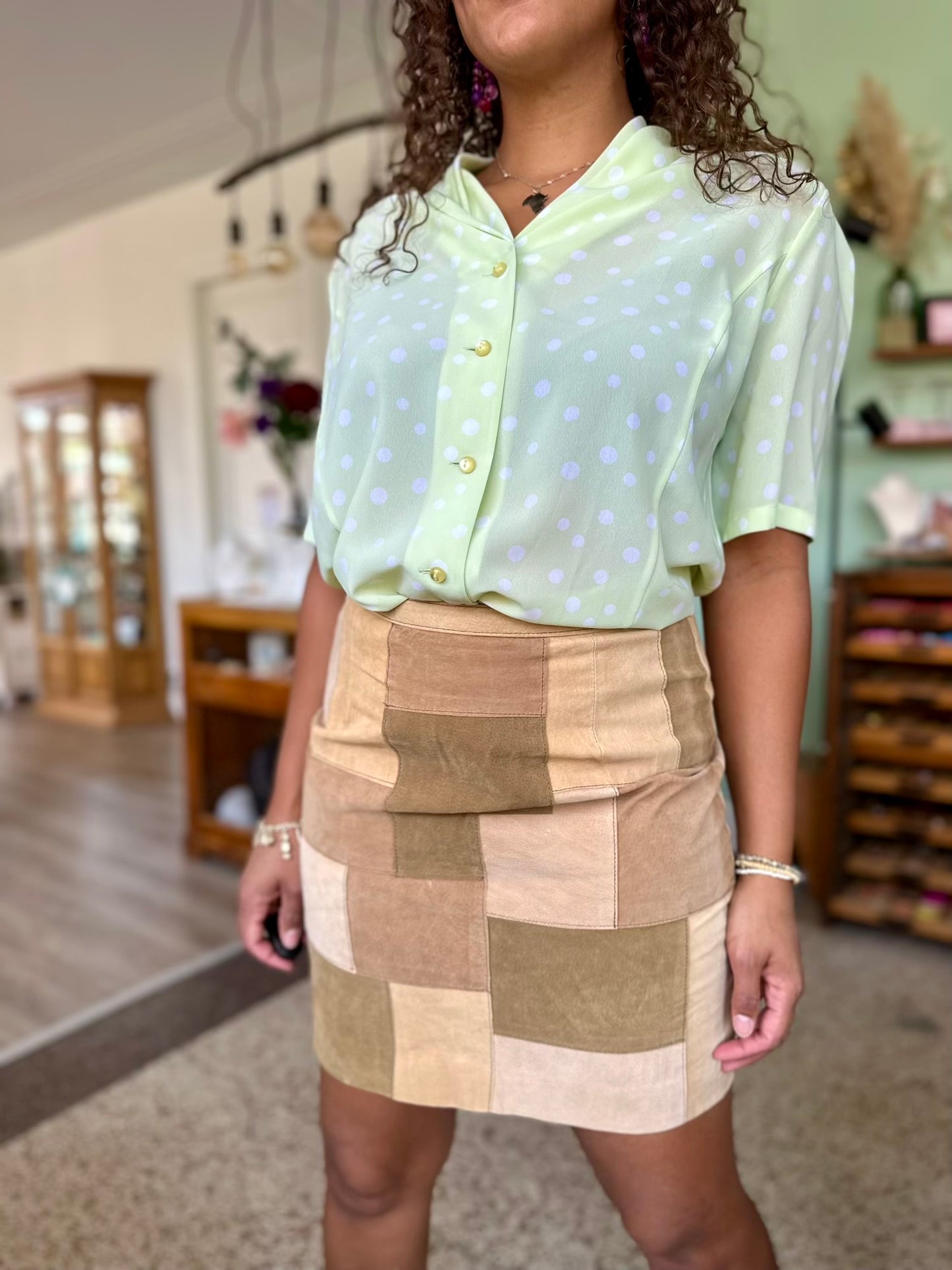 Detail van Tijdloze vintage suède rok, kort model met meerdere bruintinten in patchwork 