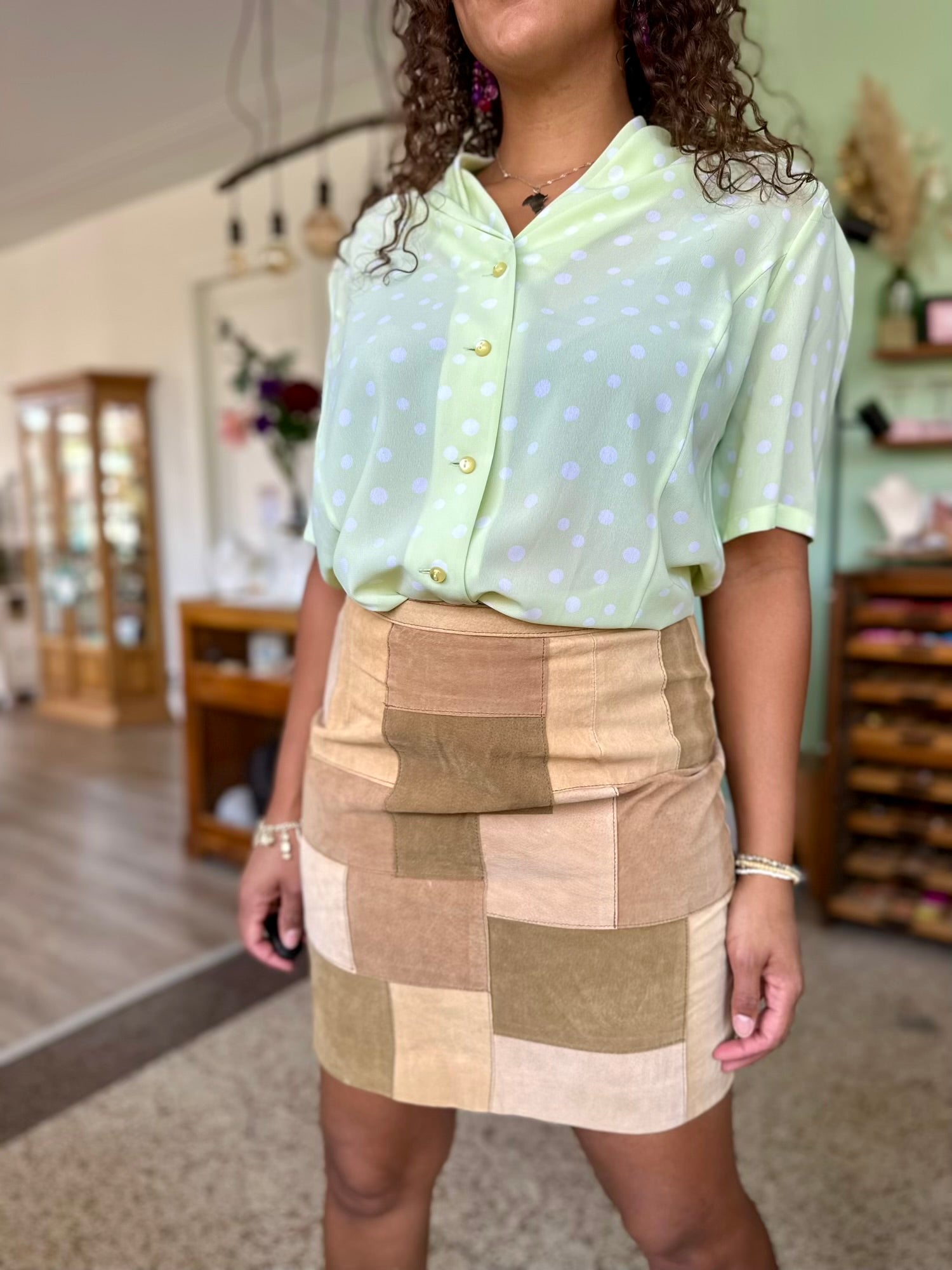 Detail van Tijdloze vintage suède rok, kort model met meerdere bruintinten in patchwork 