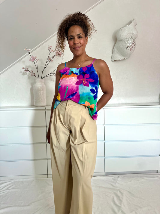 Vintage tanktop in colorblock kleuren met bloemen en voilantrand