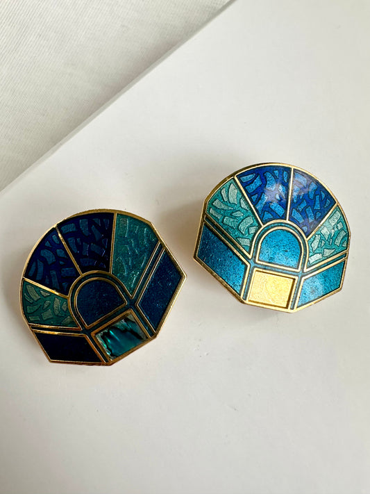 Vintage goudkleurige clip-oorbellen met verschillende teal kleuren, in Egyptische vorm