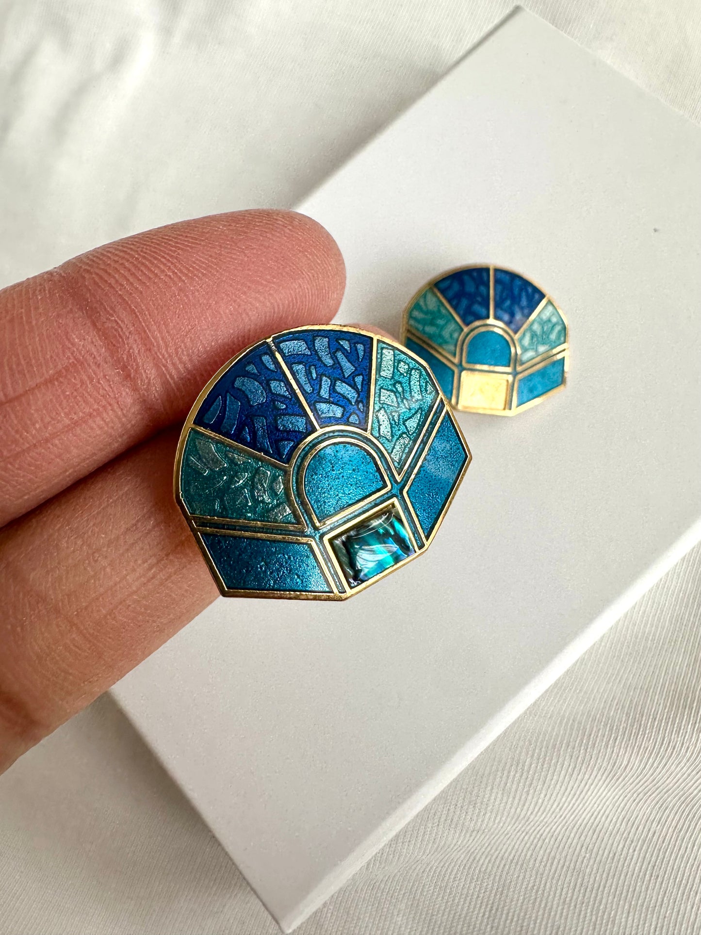 Dichtbij foto van Vintage clip-oorbellen in goud met blauw tinten 