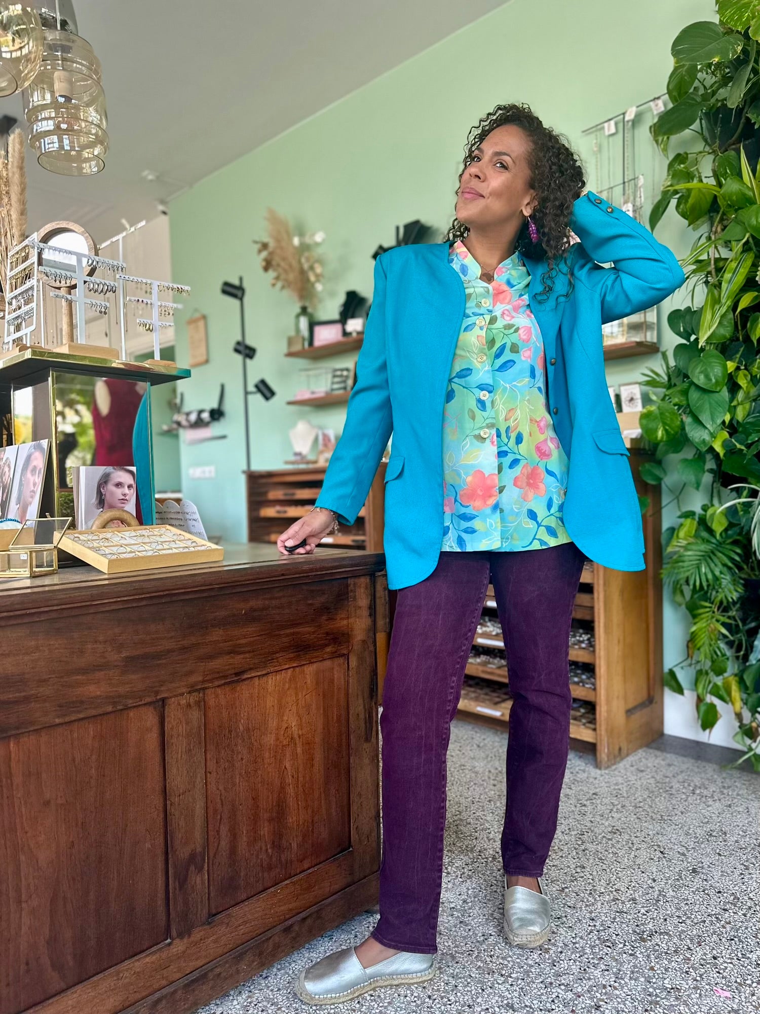 Vintage turquoise blazer gecombineerd met de vintage lange wrap blouse