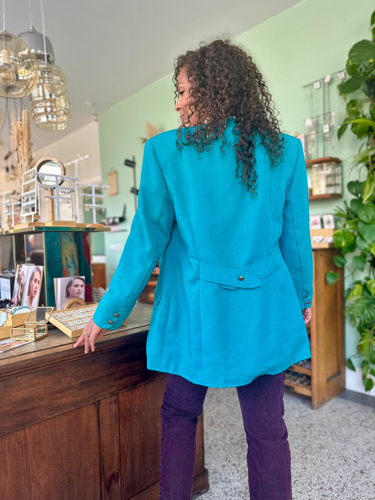 Achterkant. van vintage stijl blazer in knallende kleur turquoise in grotere maat voor dames