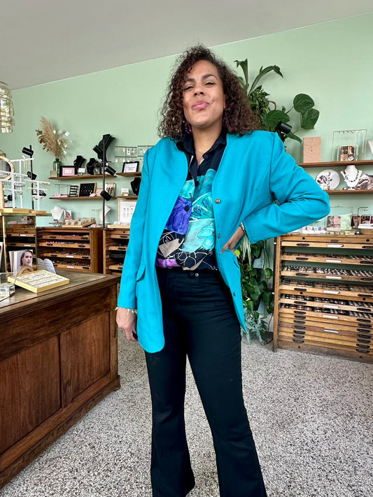 vintage blazer uit j aren tachtig in helder turquoise, in grote damesmaat