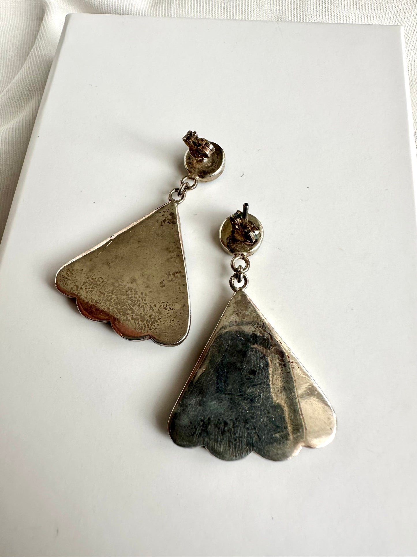 Achterkant van zilverkleurige oorhangers, vintage 