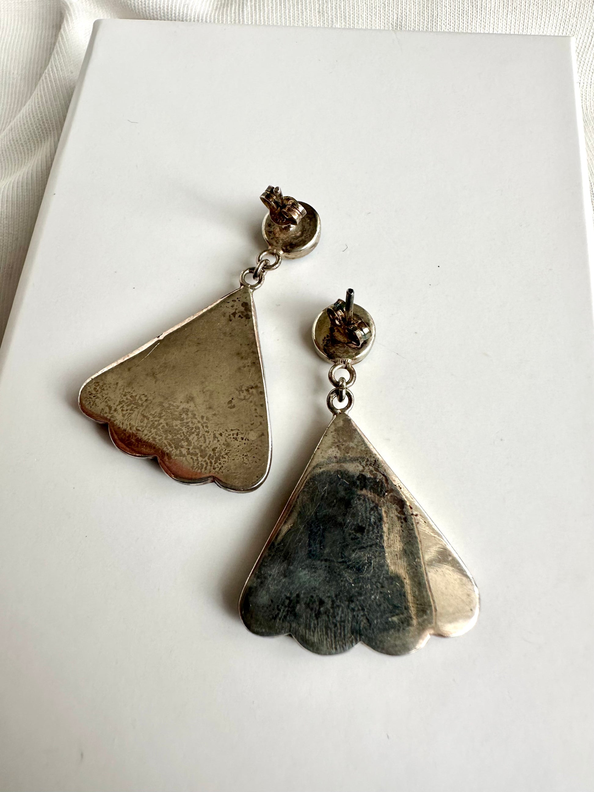 Achterkant van zilverkleurige oorhangers, vintage 