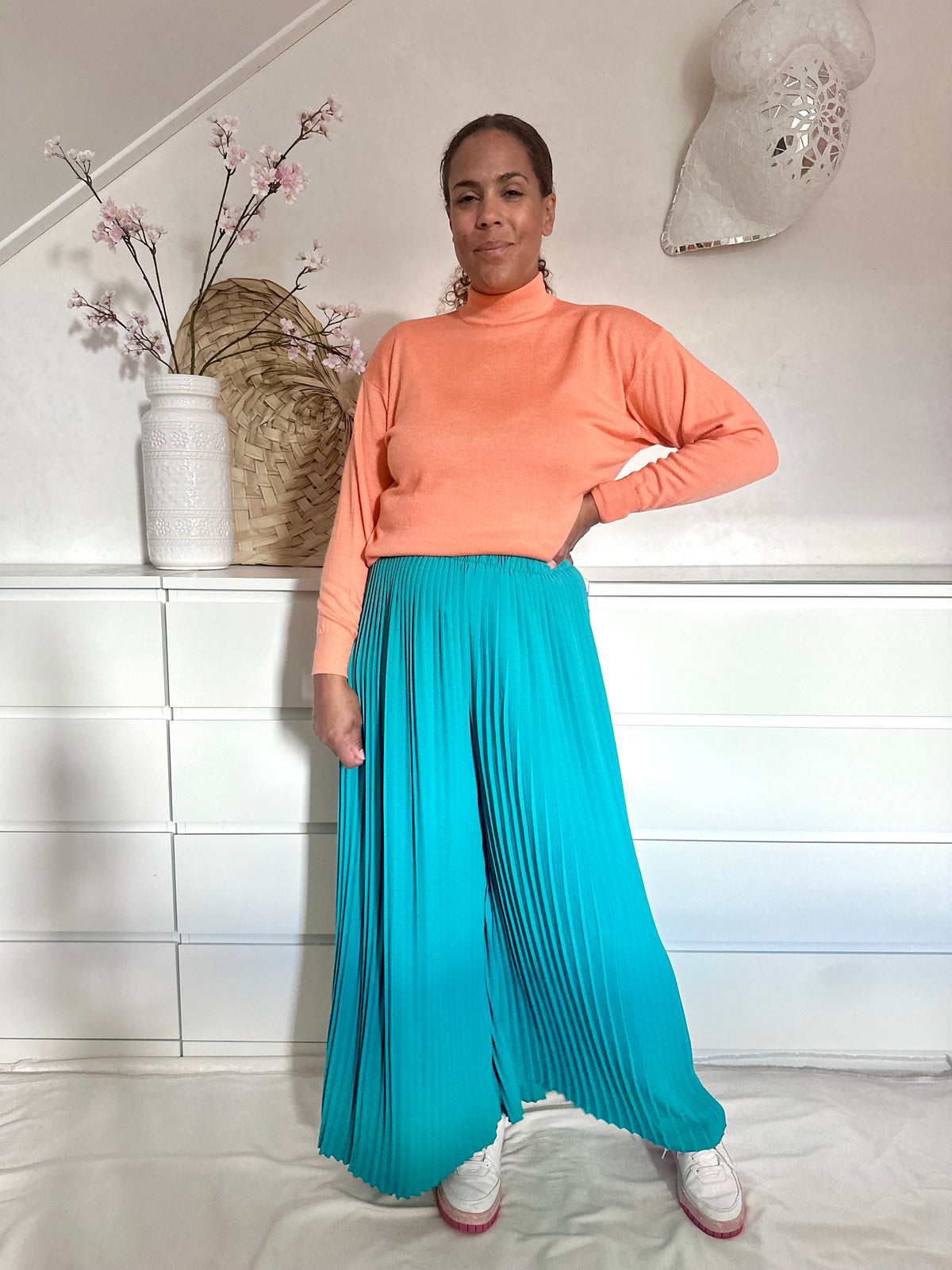 Vintage high waist palazzo broek in turquoise gedragen met contrasterende trui