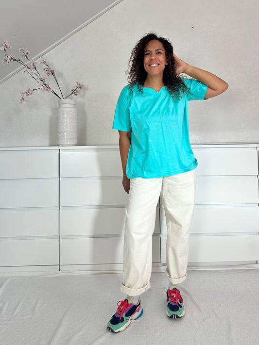 Vintage turquoise T-shirt voor dames met gouden maan- en sterrenprint, vooraanzicht.