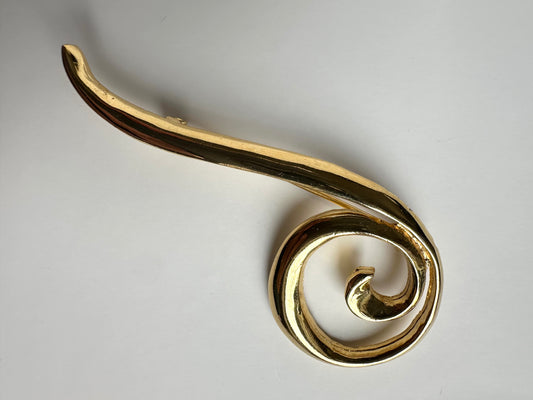 Vintage goudkleurige broche in een sierlijke krul gedraaide 