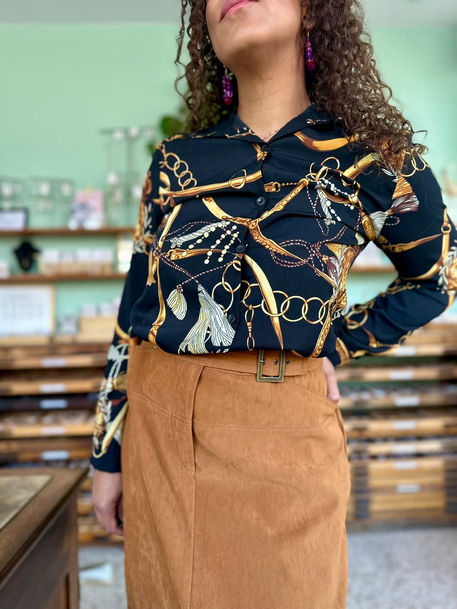 Detailshot van elegante vintage blouse in zwart en goud, barok design