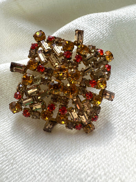 Vintage vierkante broche met fonkelend strass in rood oranje en brons kleur