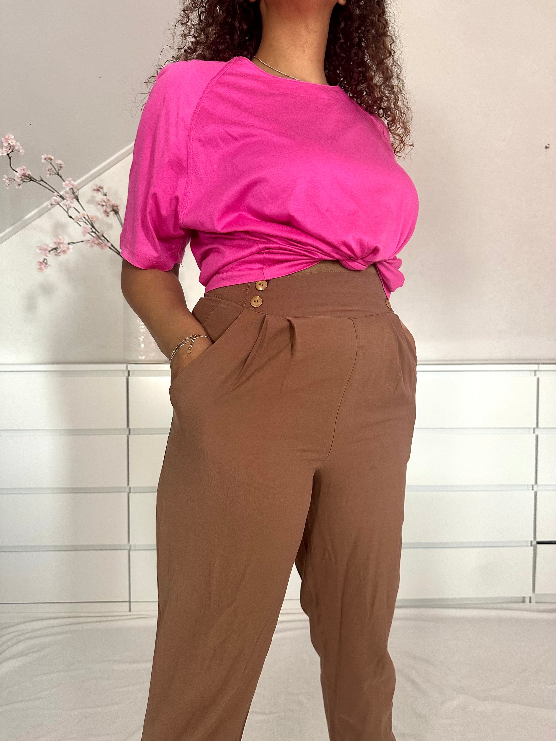Detailfoto van vintage viscose broek met hoge taille, steekzakken en soepele pasvorm.