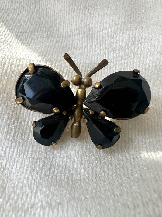 Vintage vlinderbroche met zwarte glaskralen en goudkleurige details