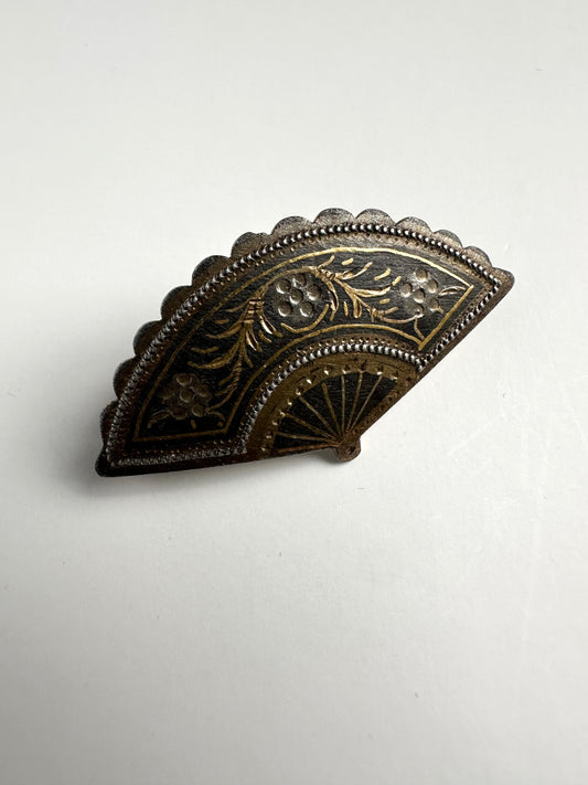 Vintage bronskleurige broche in vorm een waaier met gedetailleerde patronen