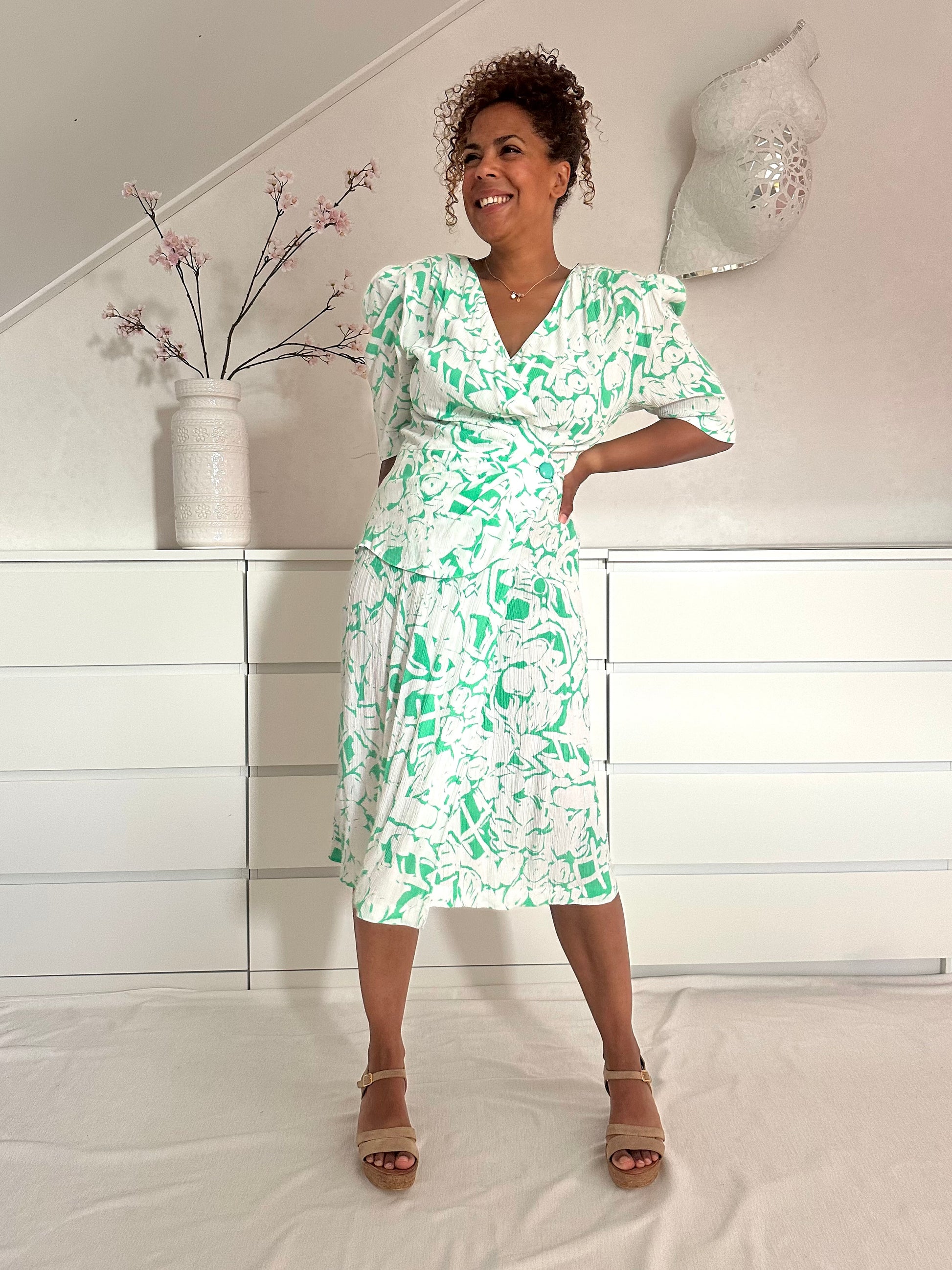 Vintage midi-jurk in wit met groene abstracte print en kleine overslag