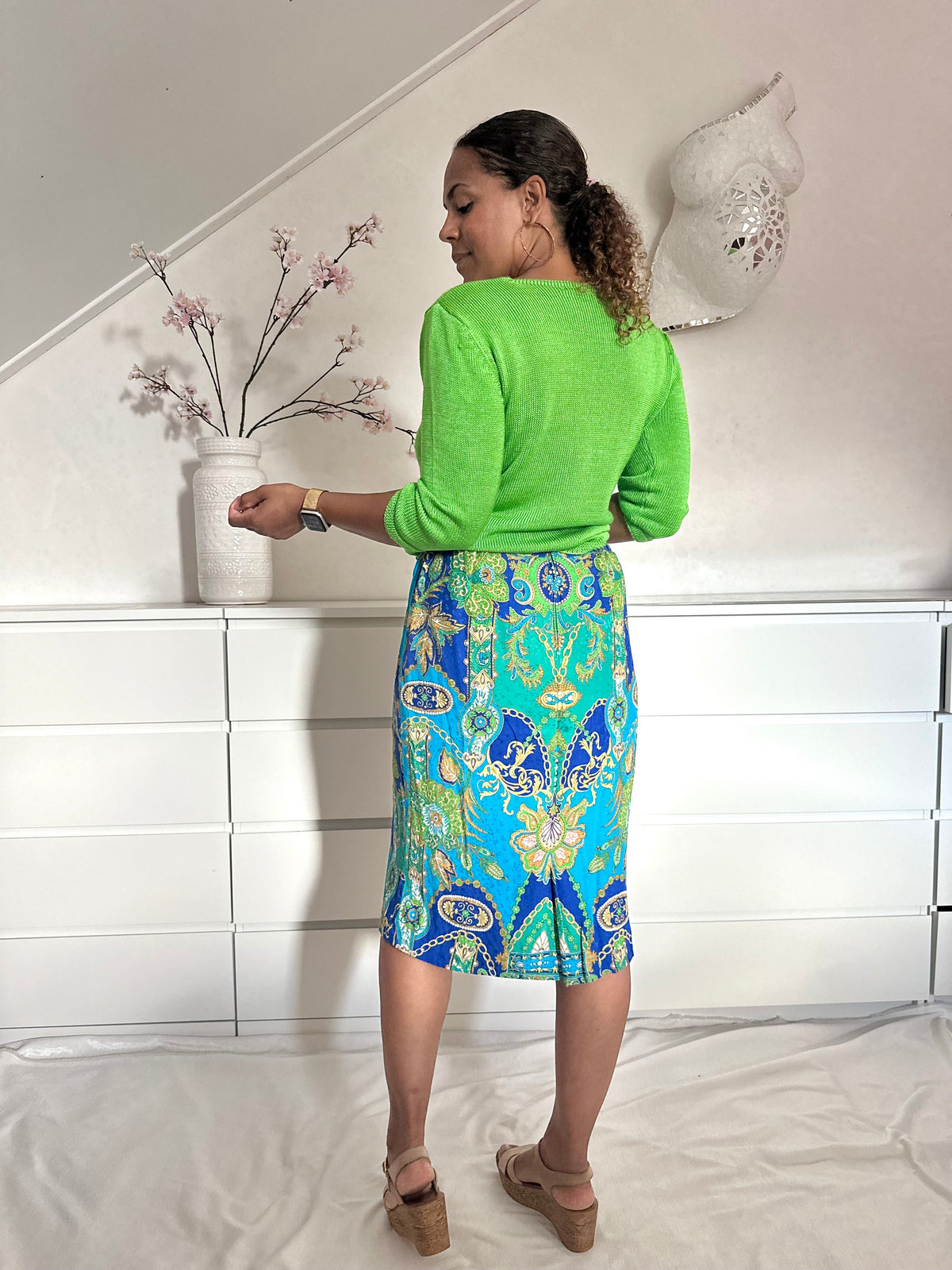 Achterkant van vintage middellange rok met barok print in felle kleuren