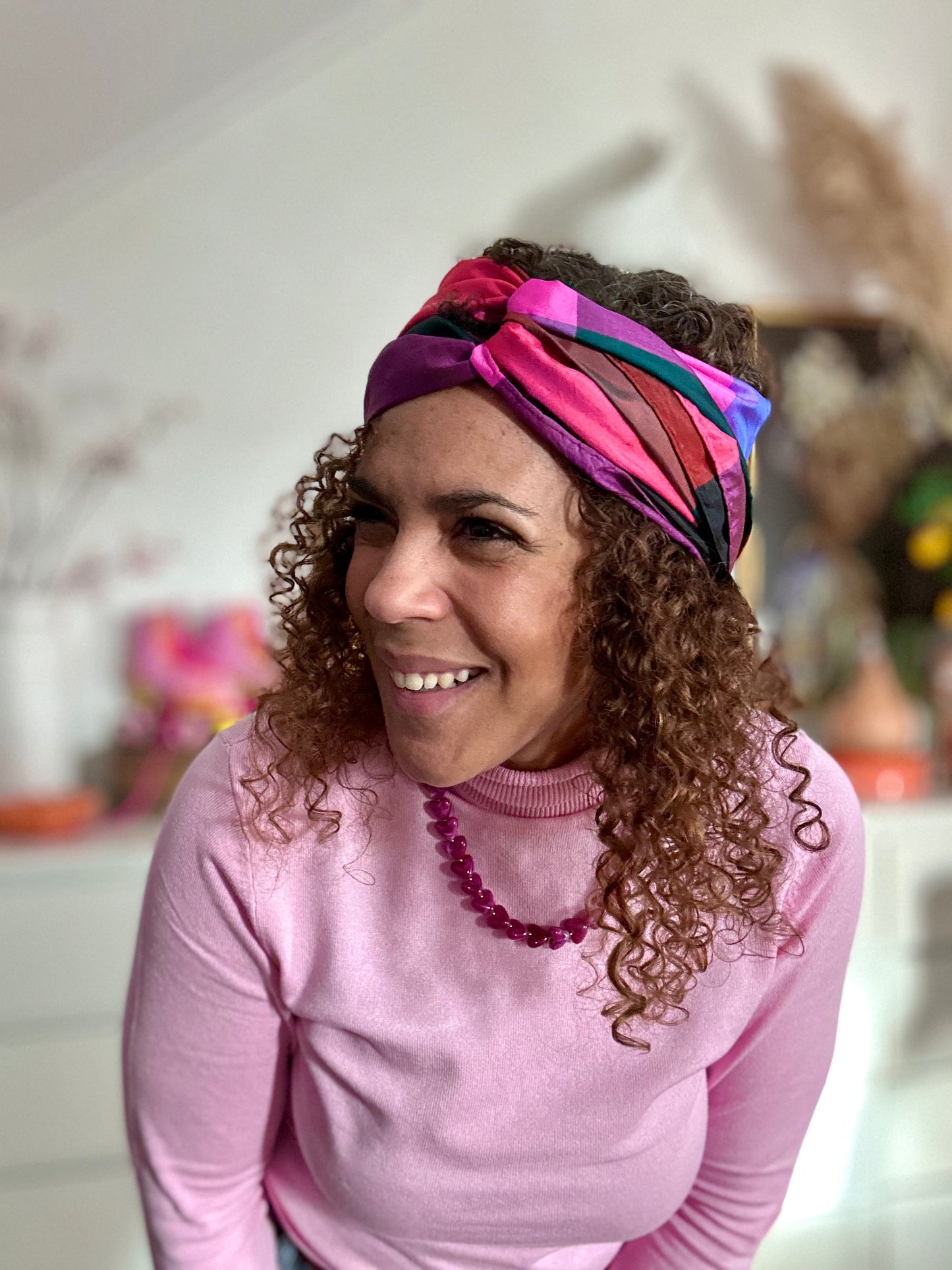 Retro sjaaltje gedragen als haarband