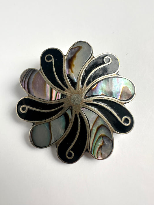 Vintage zilverkleurige broche in swirl vorm met parelmoer en albalone schelp